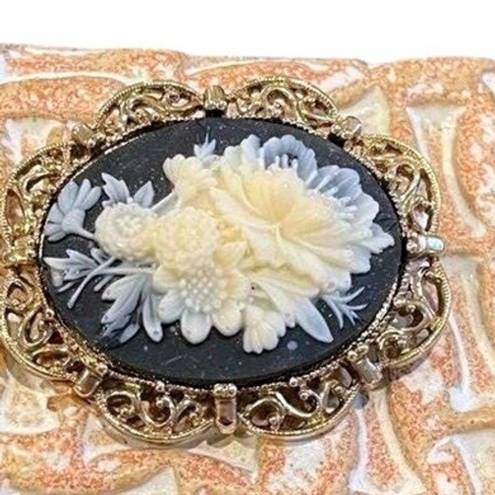 Vintage Style Floral Cameo Brooch Gold Tone‎ Filigree Black and White Flower Pin